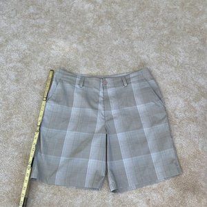 Under Armour Casual Golf Shorts Men’s 36(All of my clothing is $5/$10)
